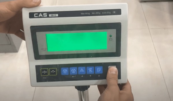 Thao tác sử dụng cân bàn điện tử có trọng tải 1 tấn rất đơn giản
